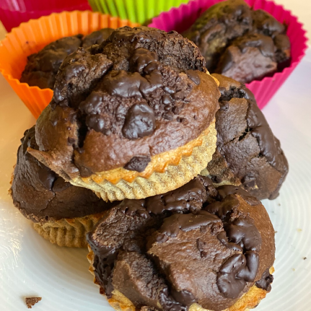 MUFFINS DE PLATANO, AVENA, ALGARROBA Y CHIPS DE CHOCOLATE 