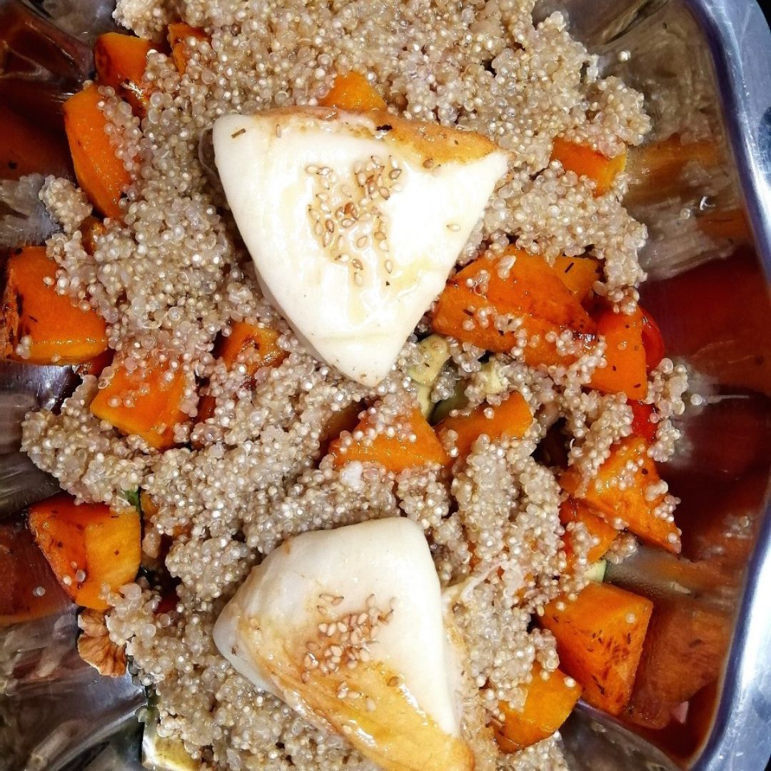 Ensalada de quinoa con calabaza y queso a la plancha