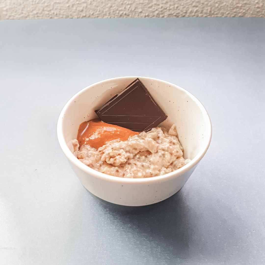 Porridge vegano de avena, chía y plátano Porridge vegano de avena, chía y plátano