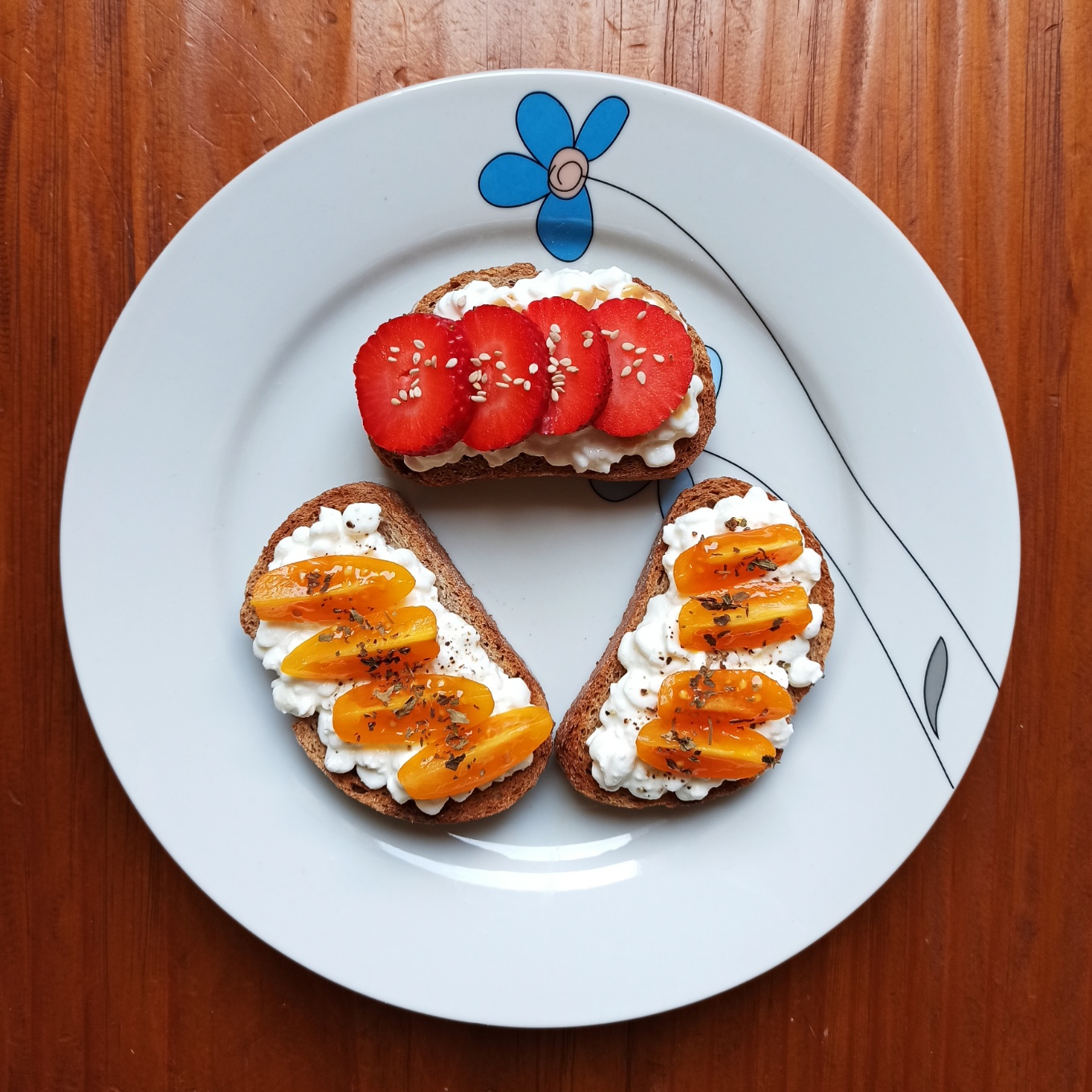 Tostadas con queso cottage, crema de cacahuete, tomate y fresas.