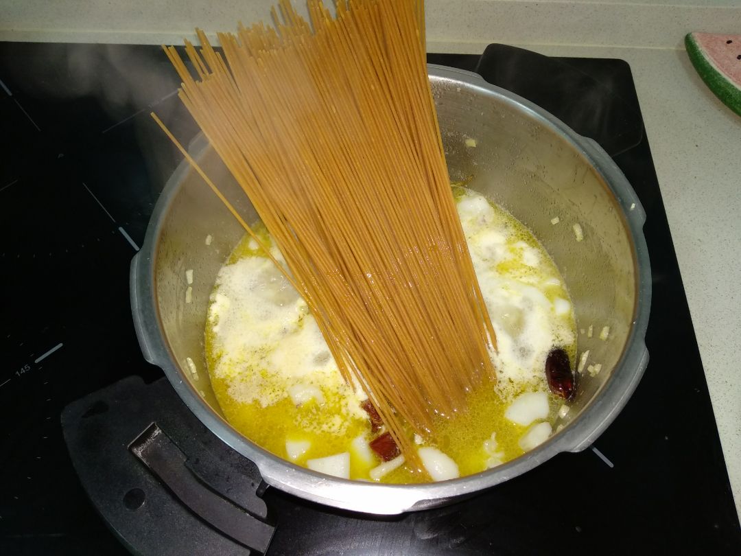 Espaguetis con chocos.Step 0