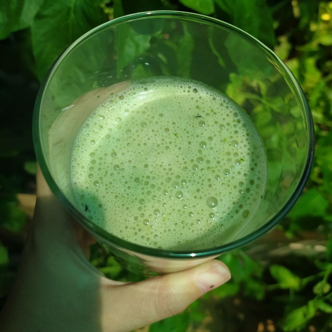 Batido de plátano, espinacas y arándanos