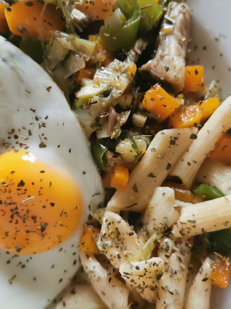 Pasta integral con huevo y verduritas