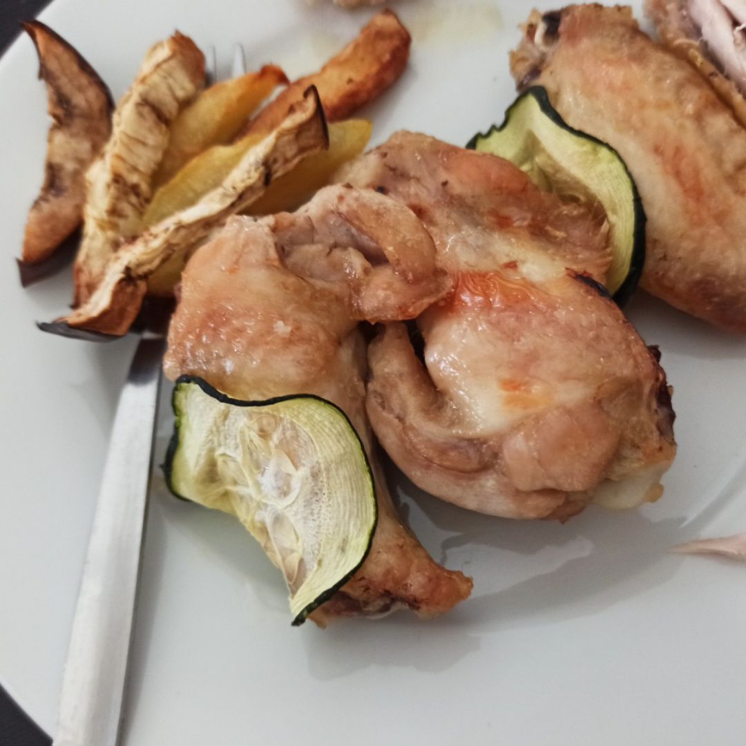 Alitas de pollo con patatas, berenjena y calabacín al horno Alitas de pollo con patatas, berenjena y calabacín al horno
