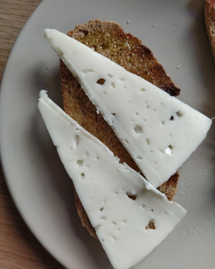 Tostadas con queso tierno de cabra Tostadas con queso tierno de cabra