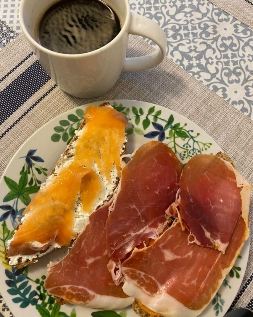 Café + tostadas jamón y salmón ahumado Café + tostadas jamón y salmón ahumado