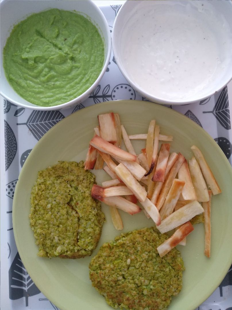Hamburguesas de arroz integral y brócoli, con chips de yuca y sus dips