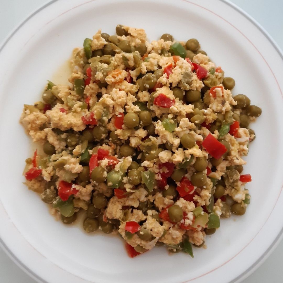Revuelto de guisantes con tofu