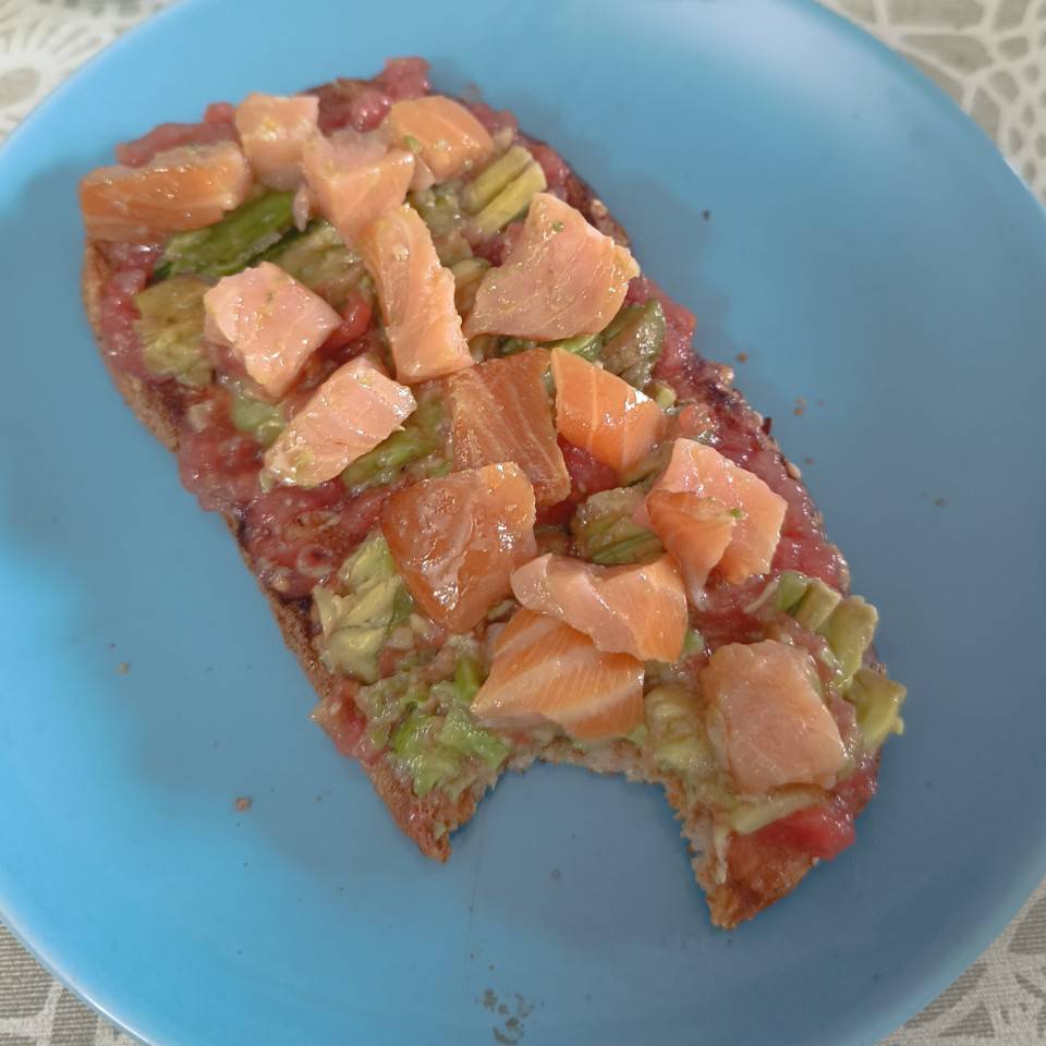 Tostada con tomate, aguacate y salmon