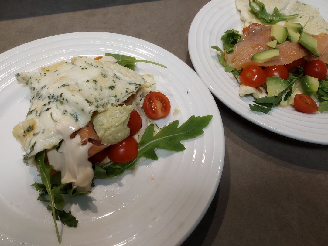 Quesadillas de huevo rellenas de salmón y aguacate Quesadillas de huevo rellenas de salmón y aguacate
