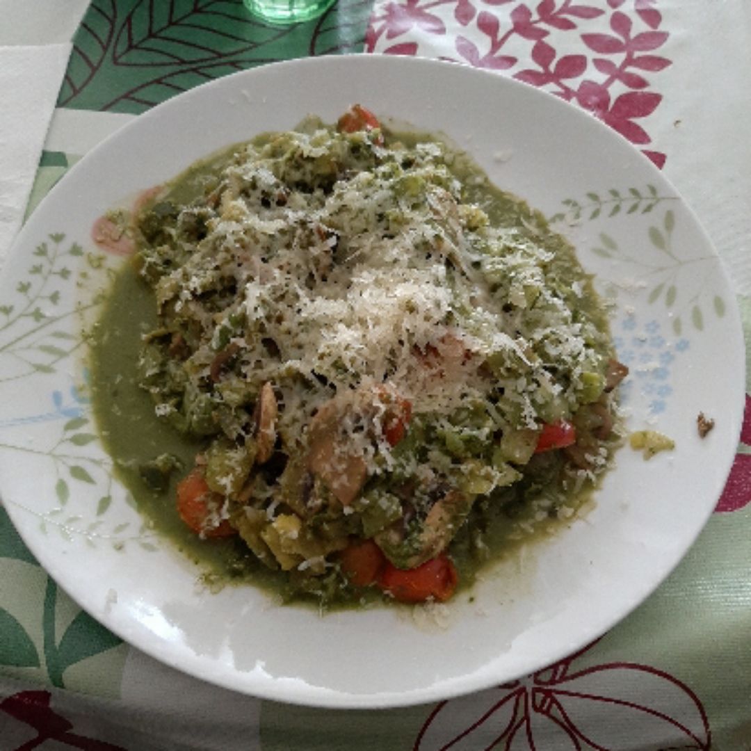 Espaguetis de calabacin con salsa de espinacas