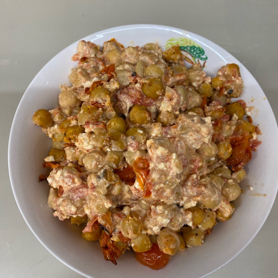 Garbanzos con tomates y queso feta