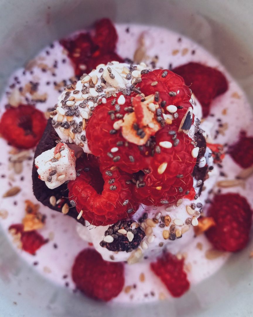 Volcán de chocolate 🍫 con lava de fresa 🍓 Volcán de chocolate 🍫 con lava de fresa 🍓