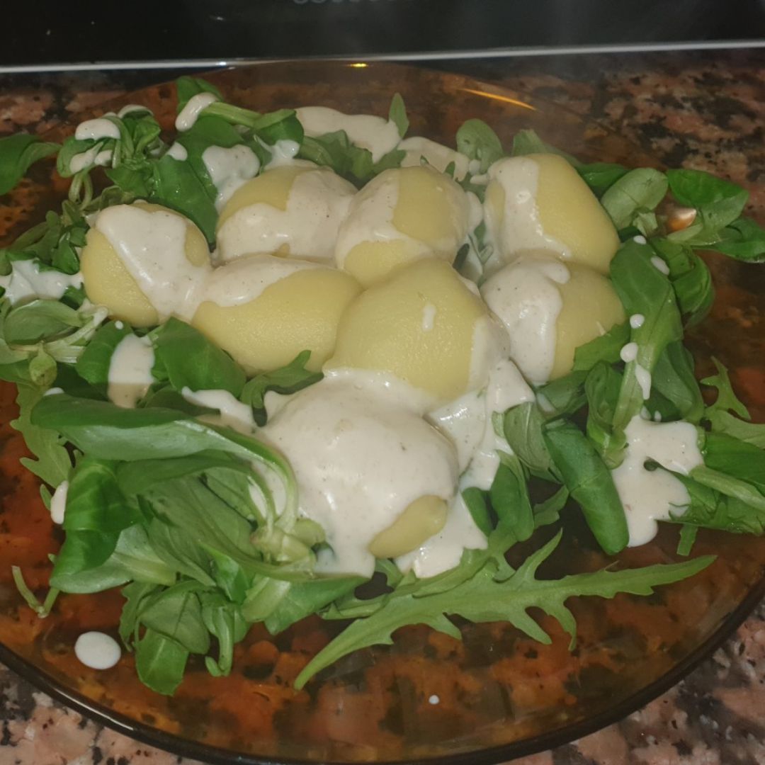 Ñoquis de pesto con salsa de queso 
