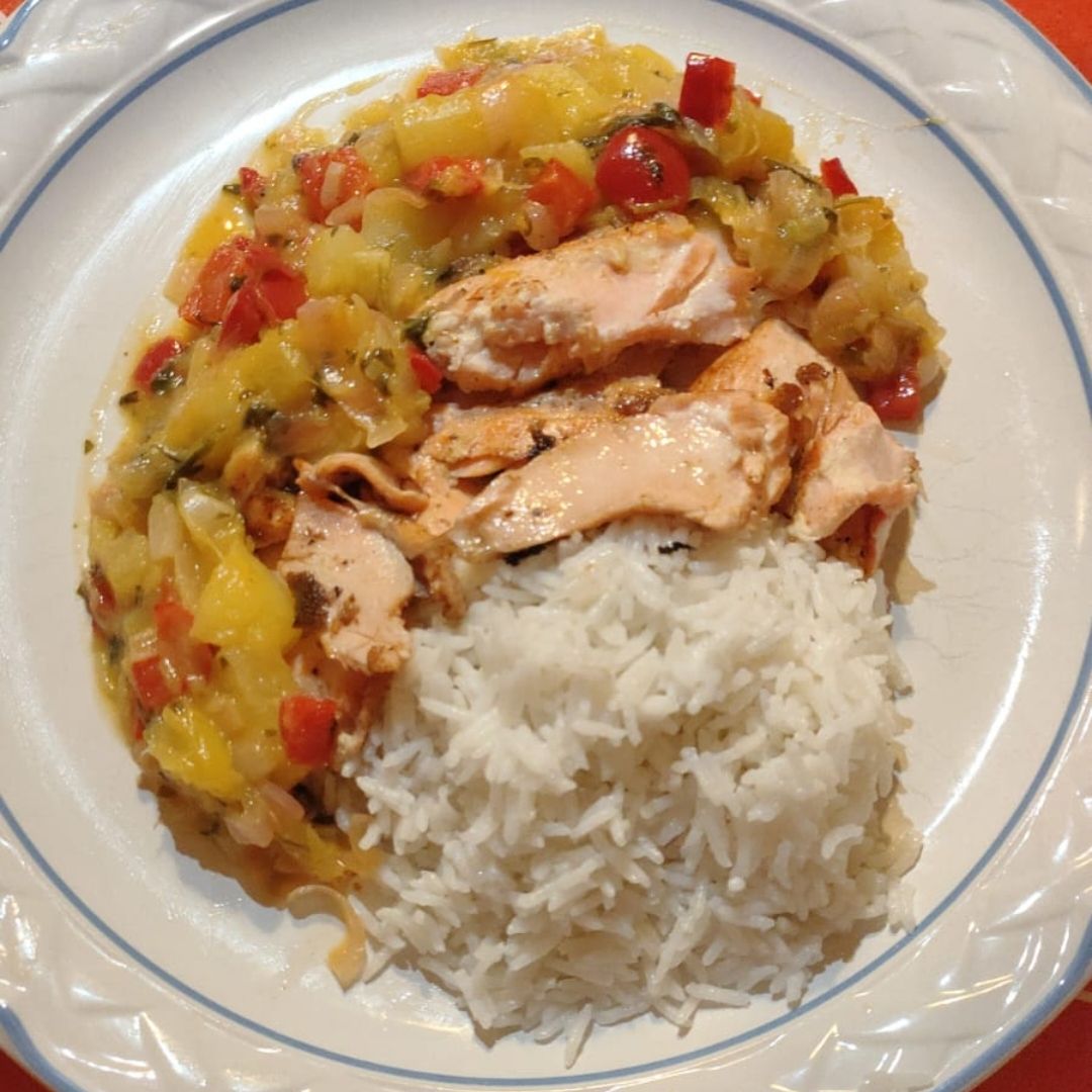 Salm贸n marinado con salsa tropical 馃崓 Salm贸n marinado con salsa tropical 馃崓