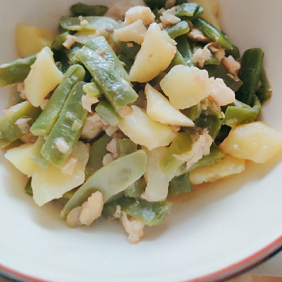Vainas (judías verdes) con patatas y merluza Vainas (judías verdes) con patatas y merluza