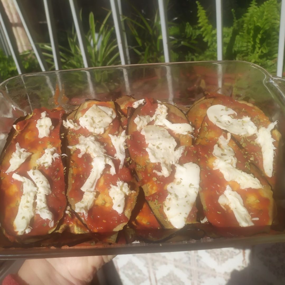 Berenjena con salsa picantona y mozzarella Berenjena con salsa picantona y mozzarella