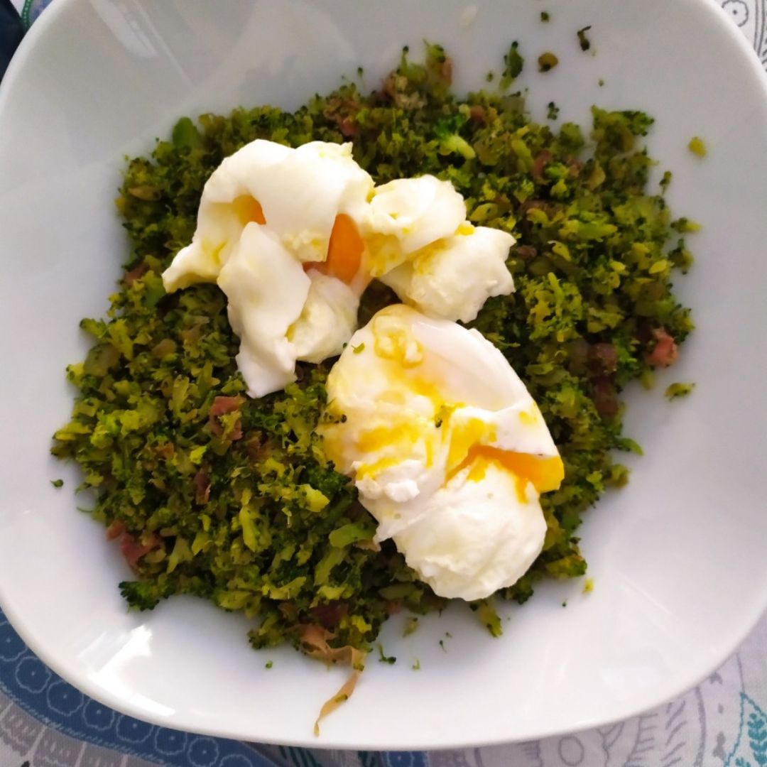 Cuscús de brécol con huevo poche Cuscús de brécol con huevo poche