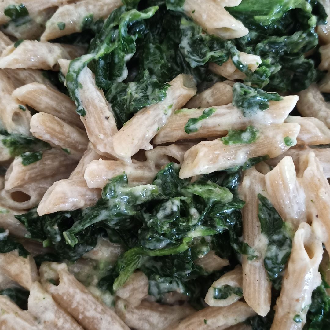 Macarrones integrales con espinacas y salsa Roquefort. Macarrones integrales con espinacas y salsa Roquefort.