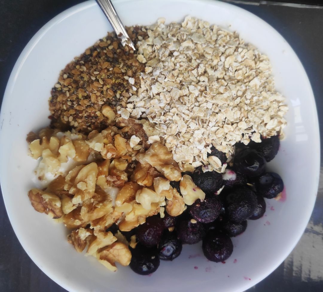 Yogur con arándanos, avena y nueces Yogur con arándanos, avena y nueces