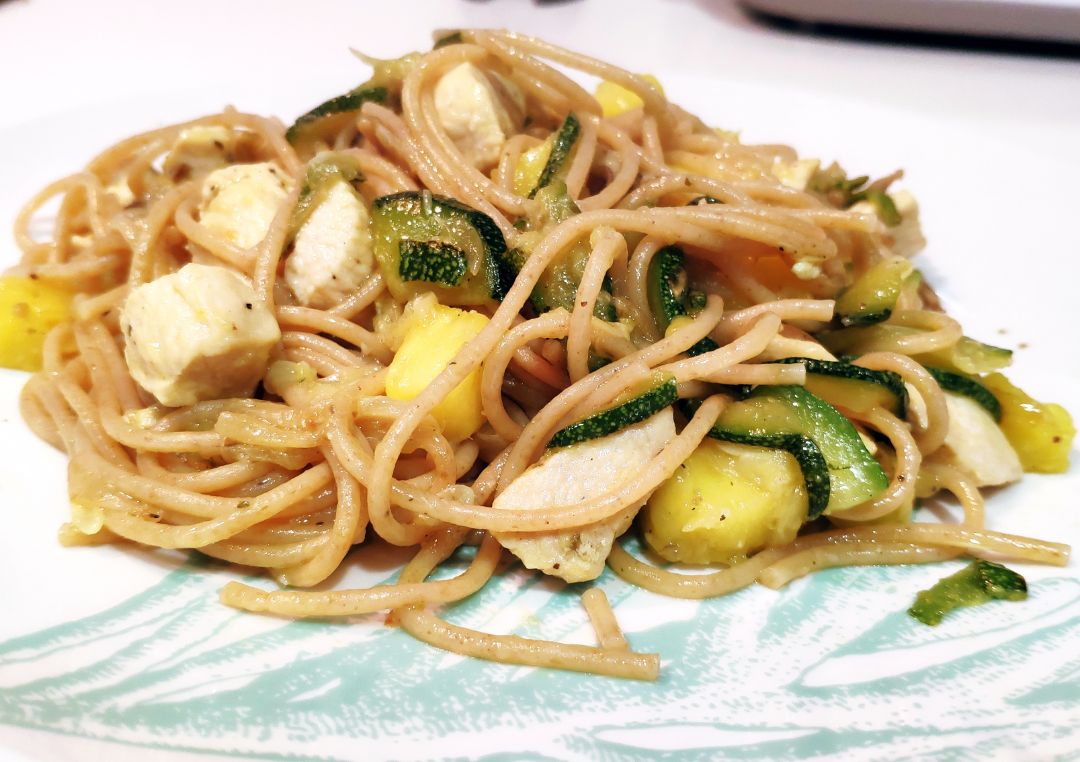 Espaguetis con pollo, setas y piña Espaguetis con pollo, setas y piña