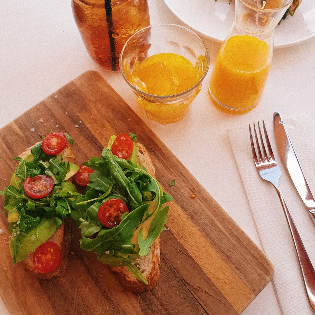 Tostadas con aguacate y tomate cherry