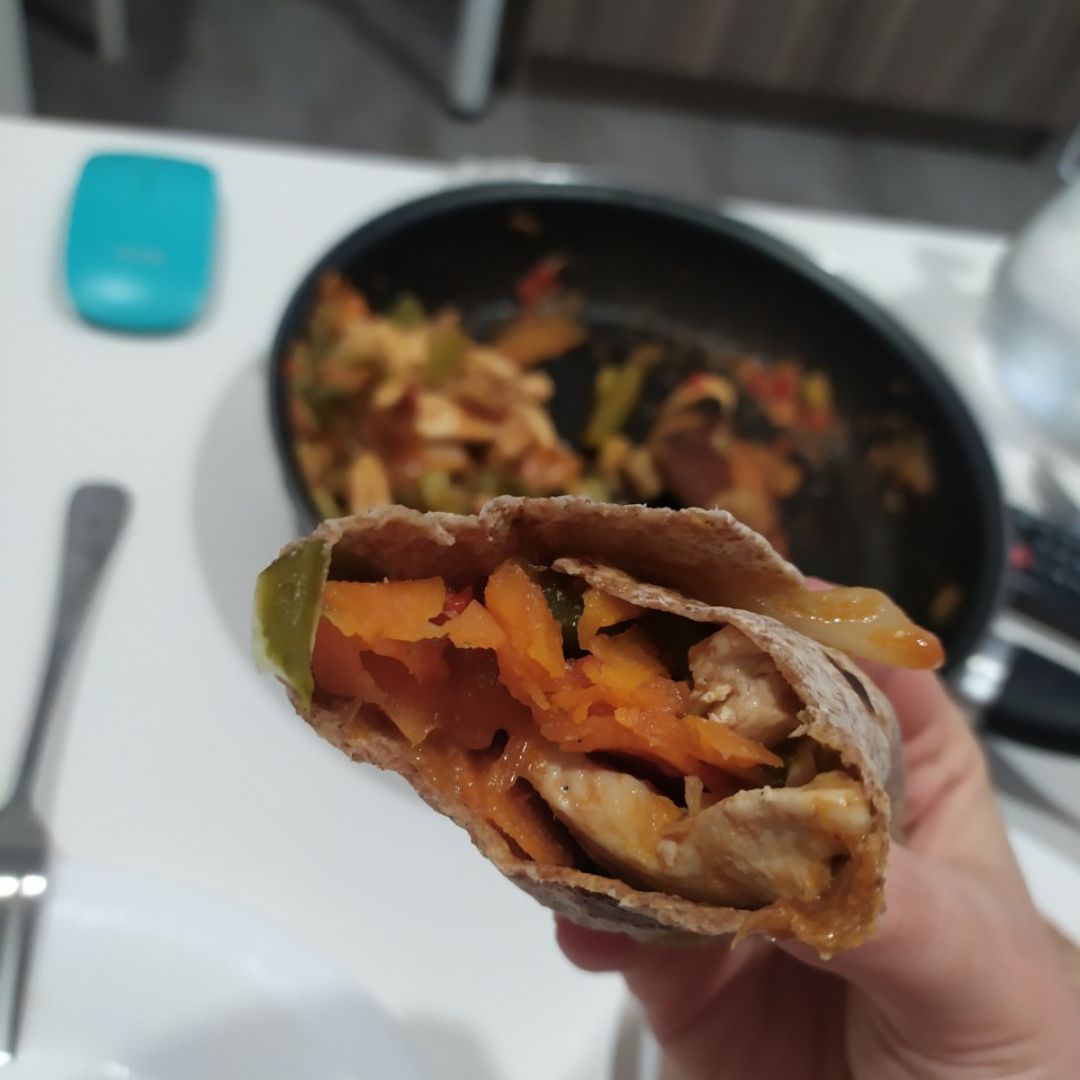 Tortilla integral con pollo y verduras Tortilla integral con pollo y verduras