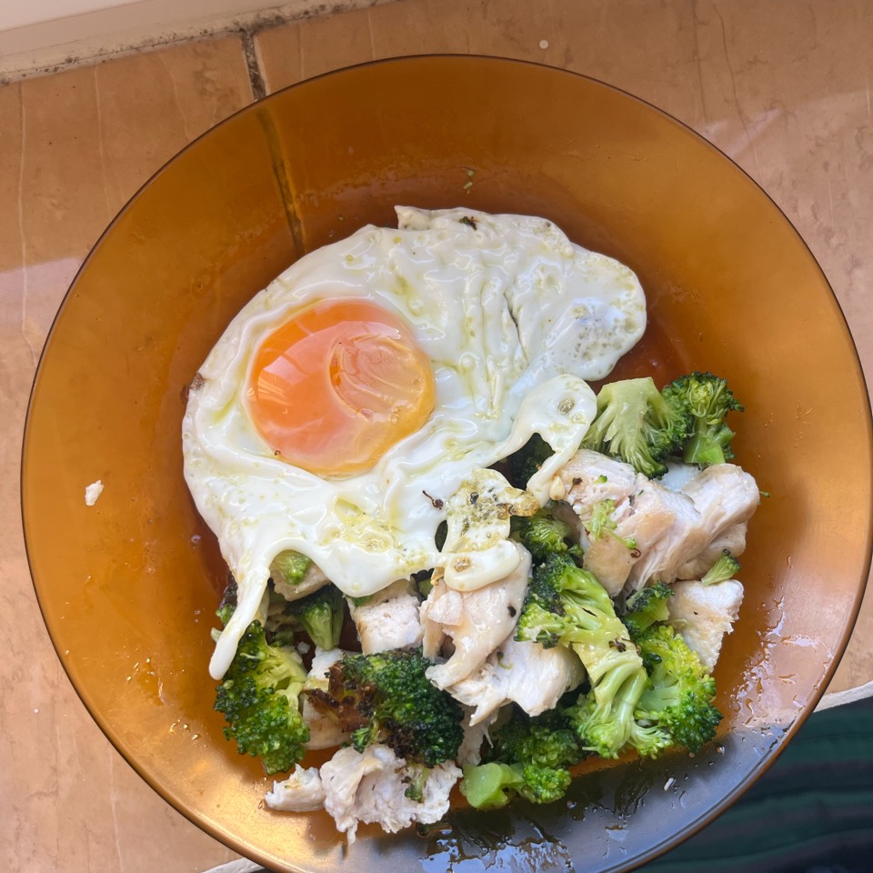 solomillo de pollo con brócoli y huevo frito