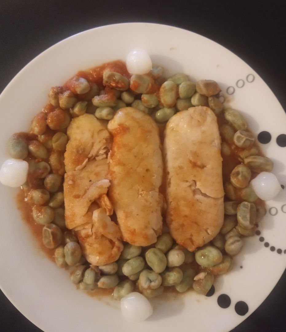 Merluza con salsa jorgiana y cama de habas Merluza con salsa jorgiana y cama de habas