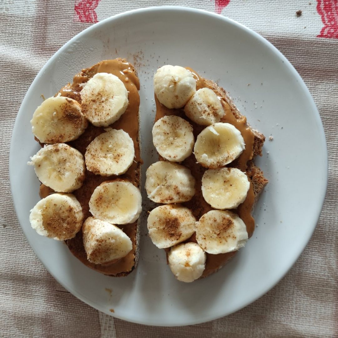 Tostadas de plátano y crema de cacahuate Tostadas de plátano y crema de cacahuate