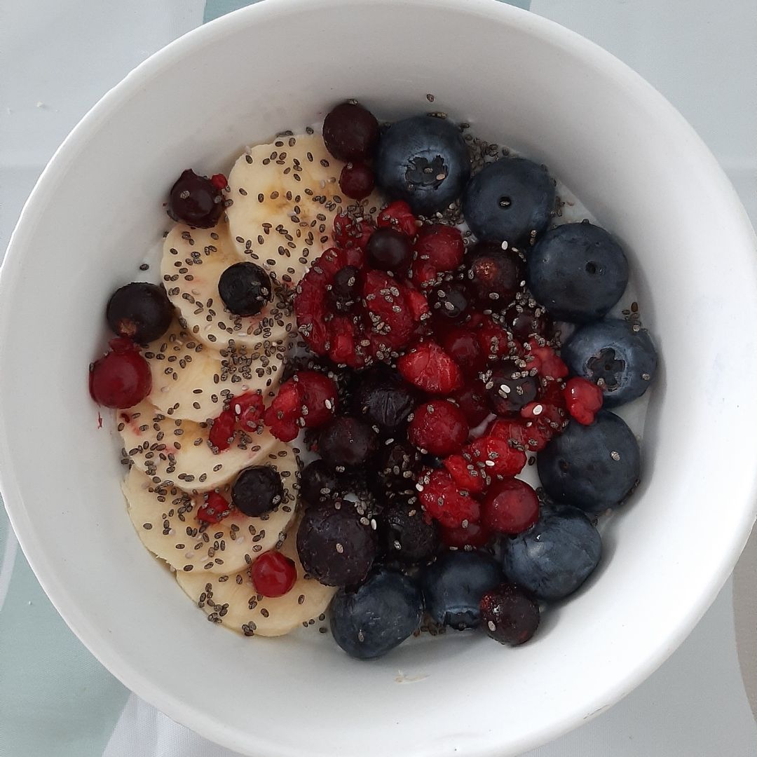 Bol de frutos rojos y platano 