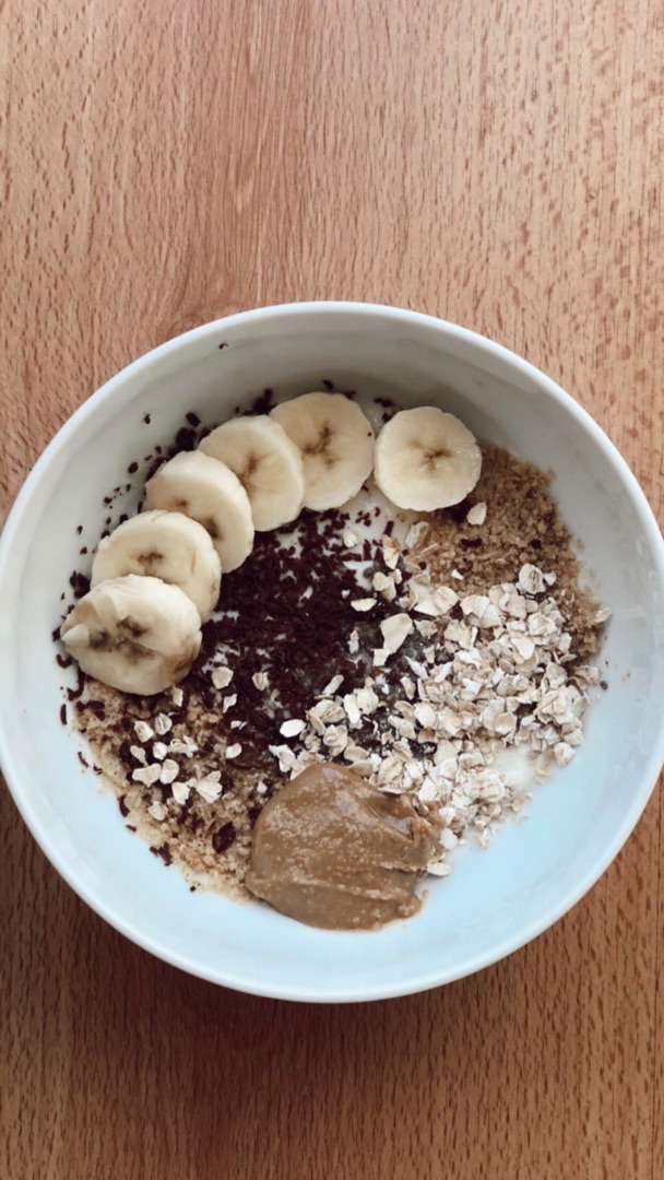 Porridge con plátano, crema de cacahuete y chocolate
