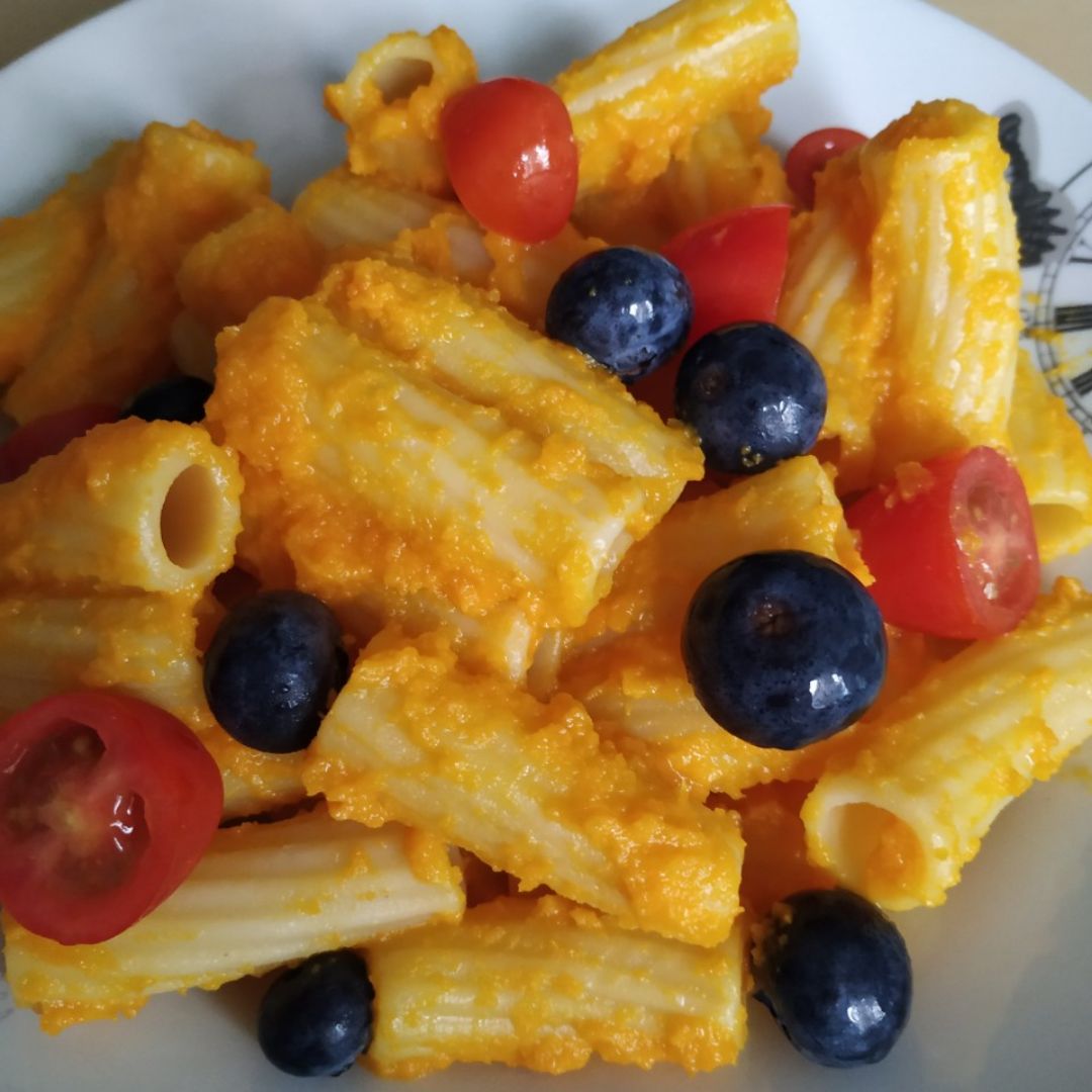 Pasta de legumbre con salsa de zanahoria, cherrys y arándanos