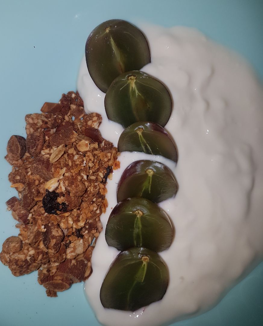 Desayuno de granola casera, yogur de soja y fruta Desayuno de granola casera, yogur de soja y fruta