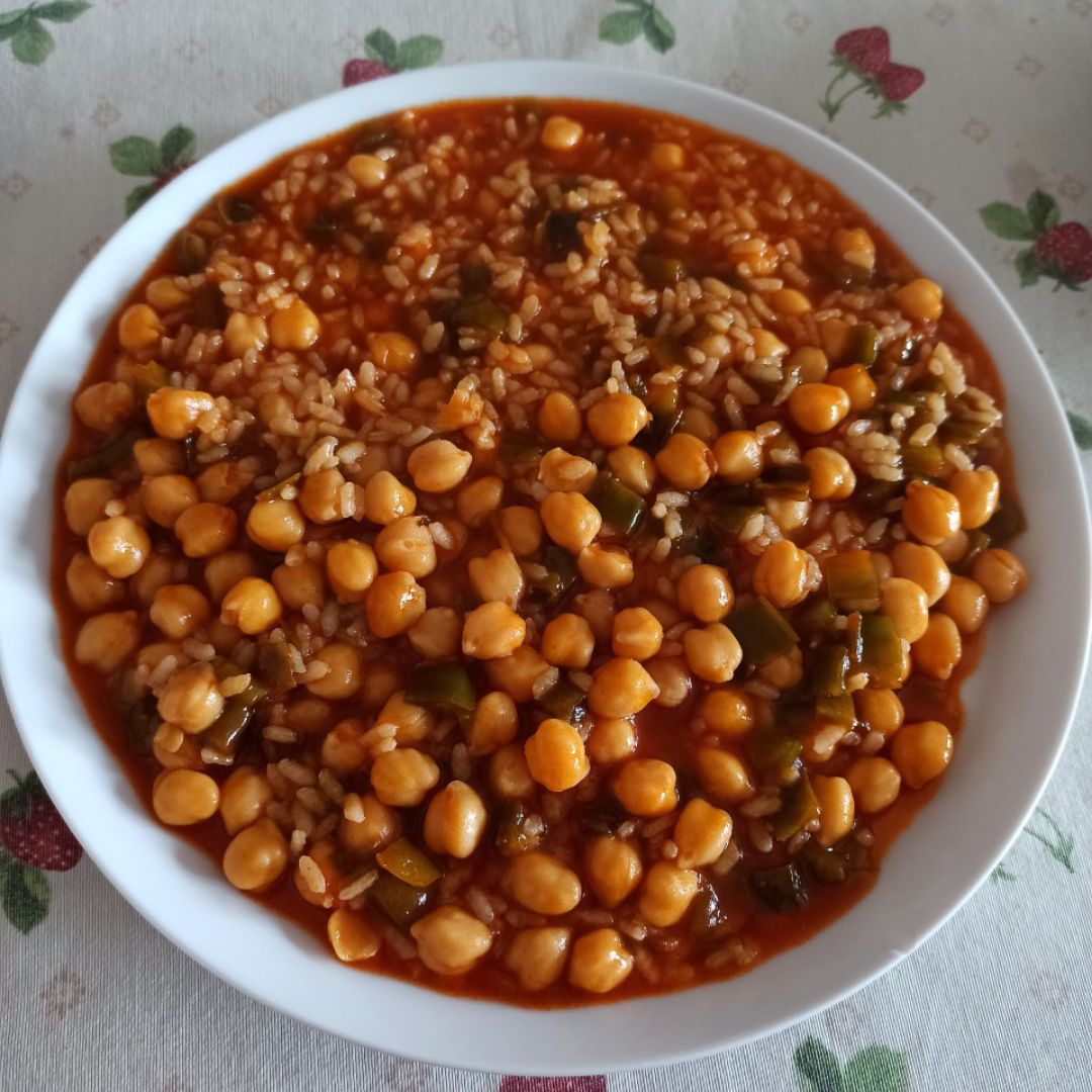 Garbanzos con pimiento y arroz. 