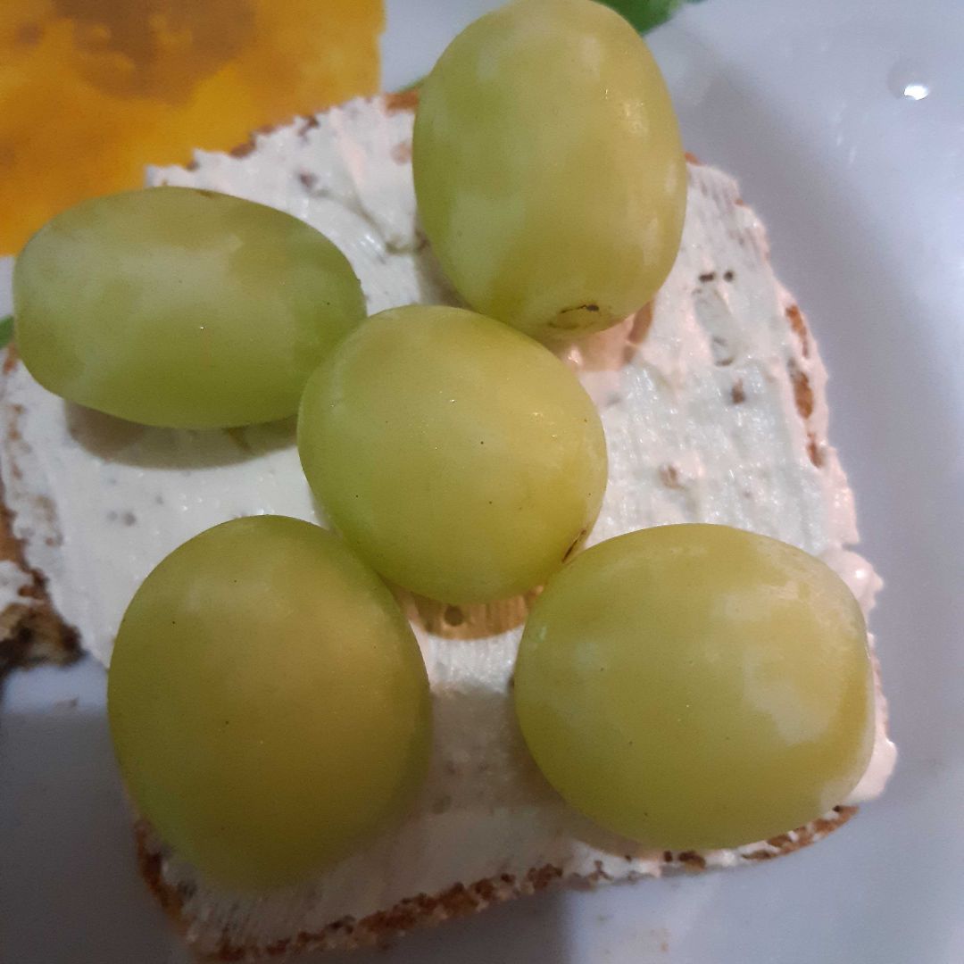Tostada nuez y uvas Tostada nuez y uvas