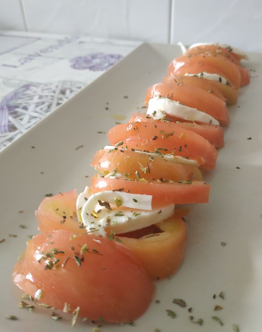 Ensalada de tomate y skyrella (mozzarella) Ensalada de tomate y skyrella (mozzarella)
