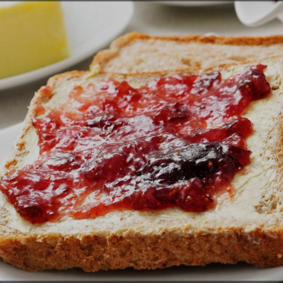 Tostada mantequilla y mermelada 