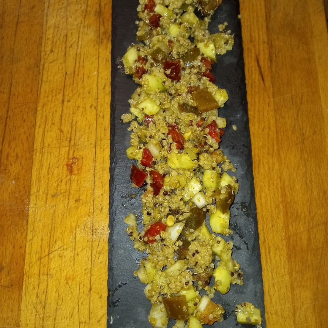 Ensalada de quinoa con pesto de albahaca Ensalada de quinoa con pesto de albahaca