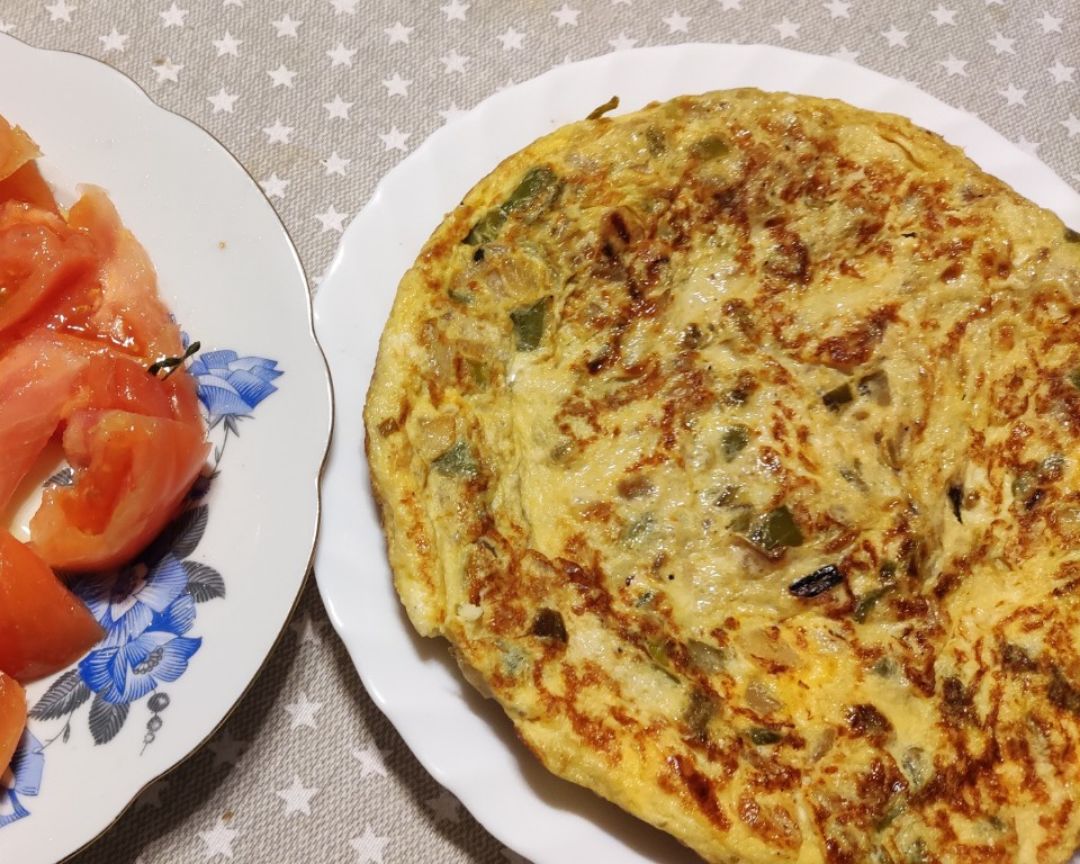 Tortilla de ajos tiernos y pimiento verde muy jugosa Tortilla de ajos tiernos y pimiento verde muy jugosa