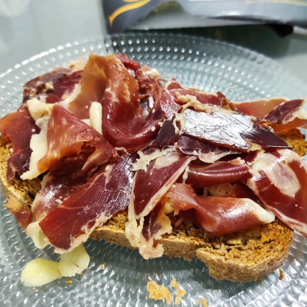 Tostada de pan de espelta con ajo, aove y jamón de cebo ibérico. Tostada de pan de espelta con ajo, aove y jamón de cebo ibérico.
