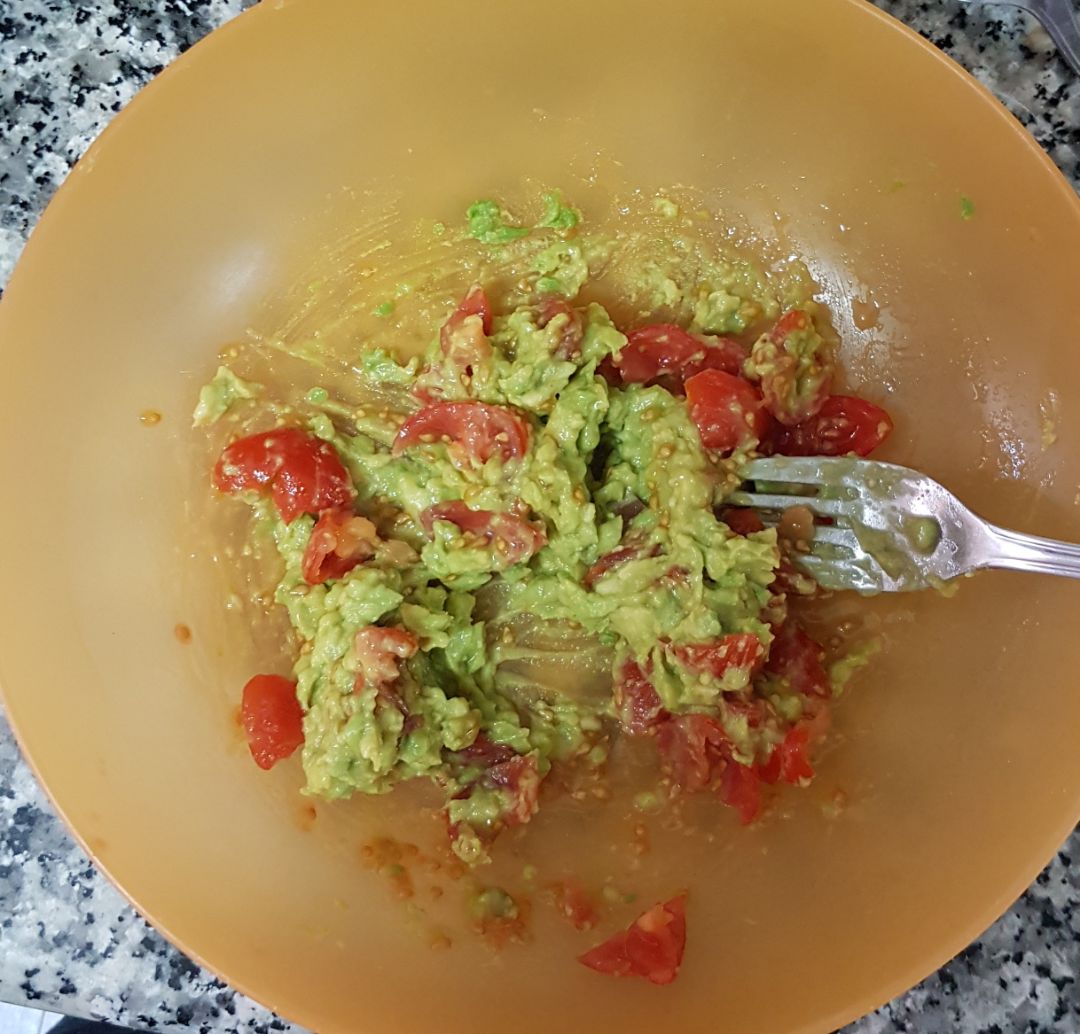 Ensalada con aguacate, atún, tomate cherry y queso frescoStep 0