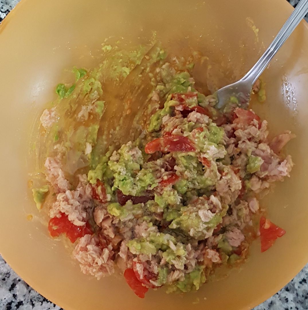 Ensalada con aguacate, atún, tomate cherry y queso frescoStep 0