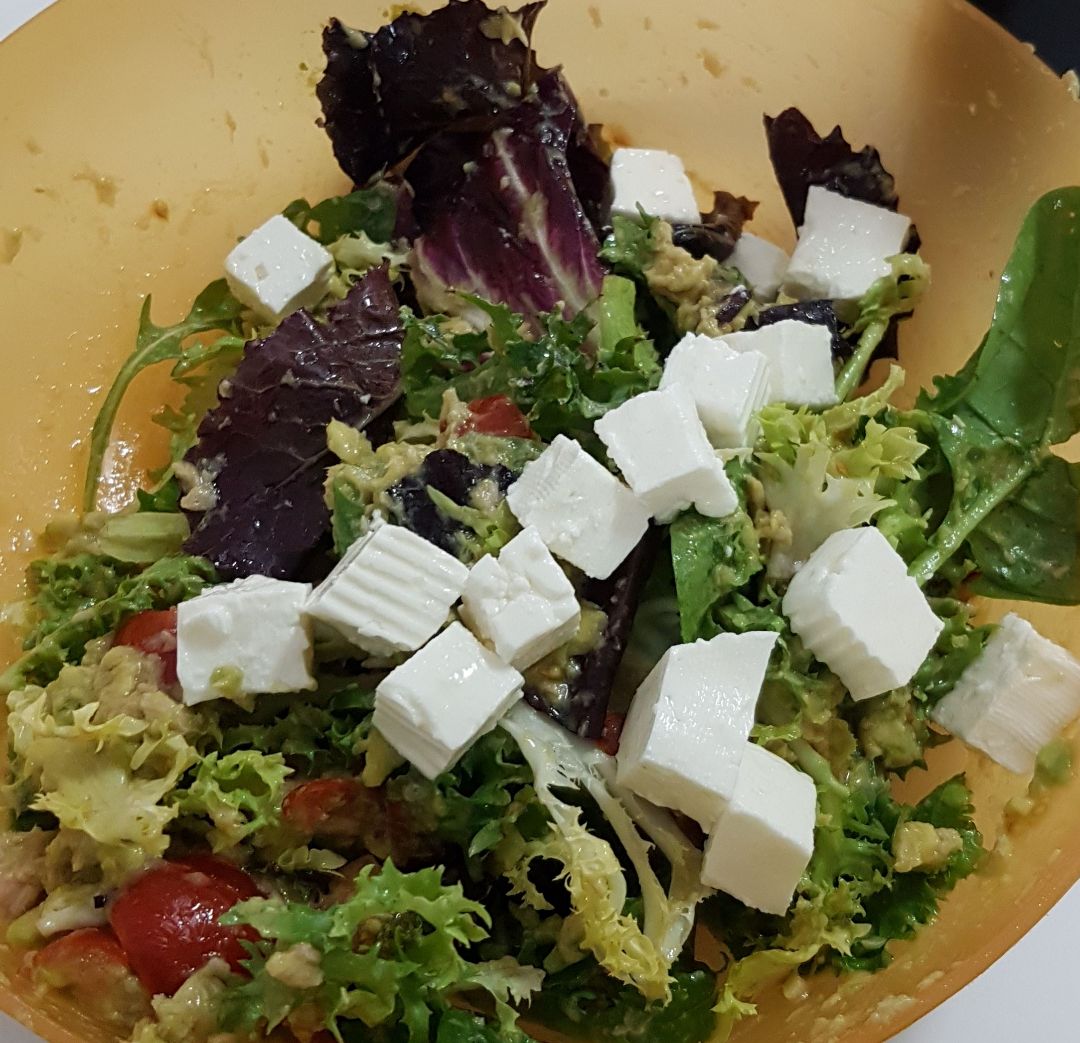 Ensalada con aguacate, atún, tomate cherry y queso frescoStep 0