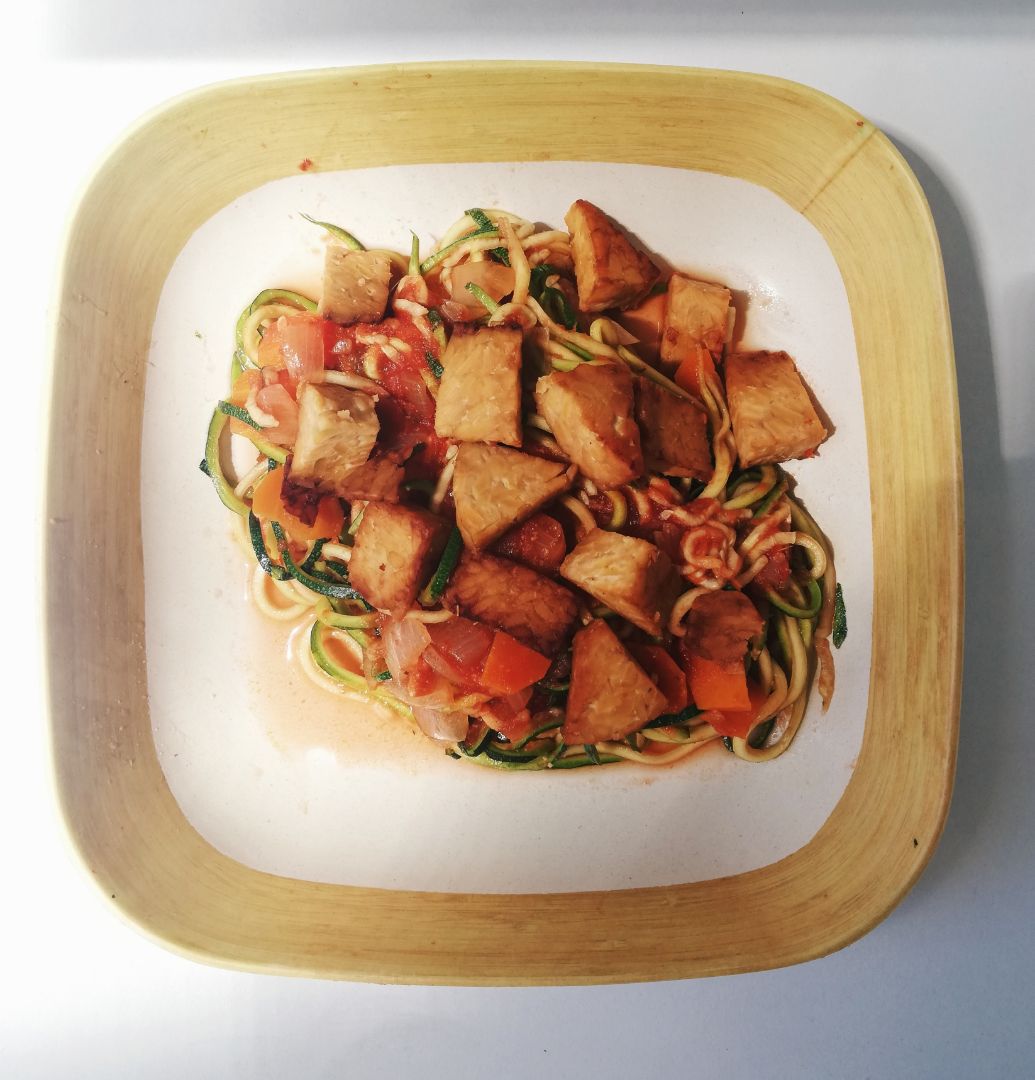 Calabacettis con tempeh y sofrito de verduras Calabacettis con tempeh y sofrito de verduras