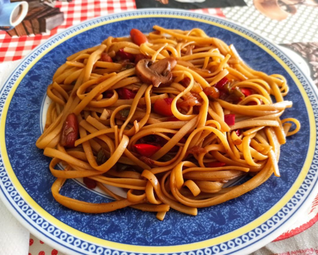 Tallarines con verduras al estilo chino. 