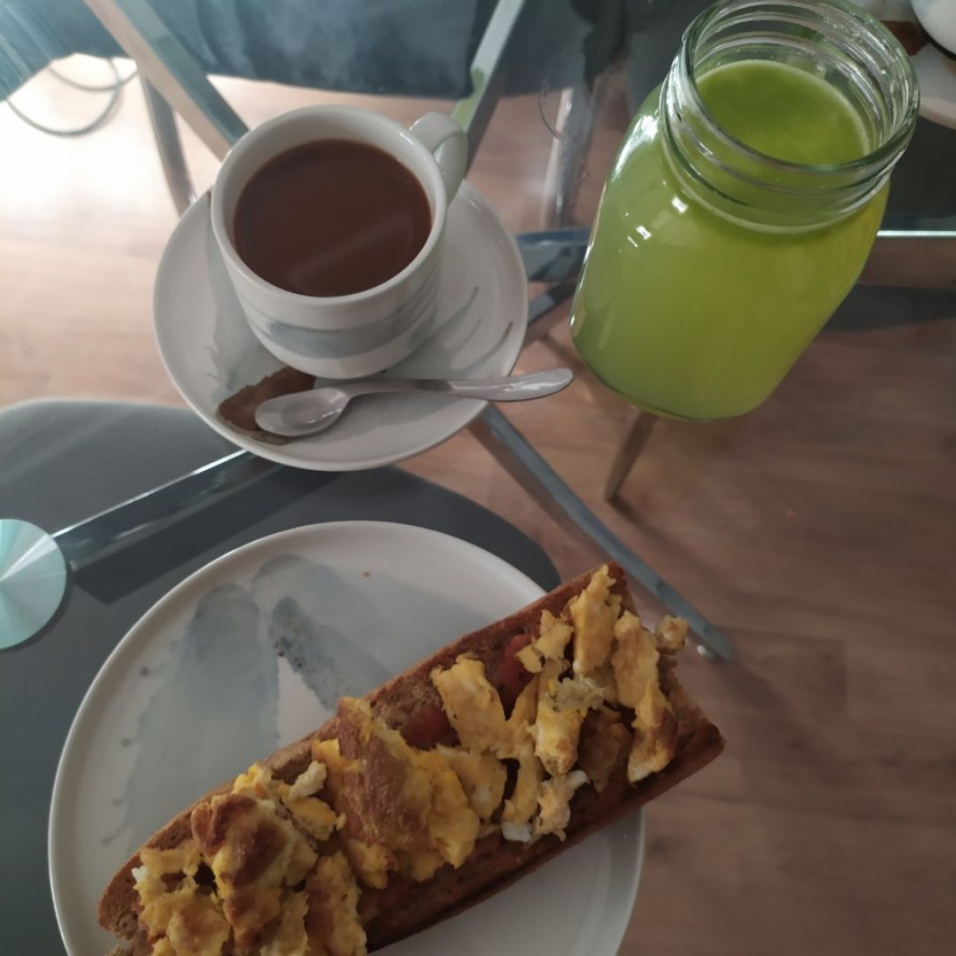 Tostada de huevo revuelto y zumo depurativo