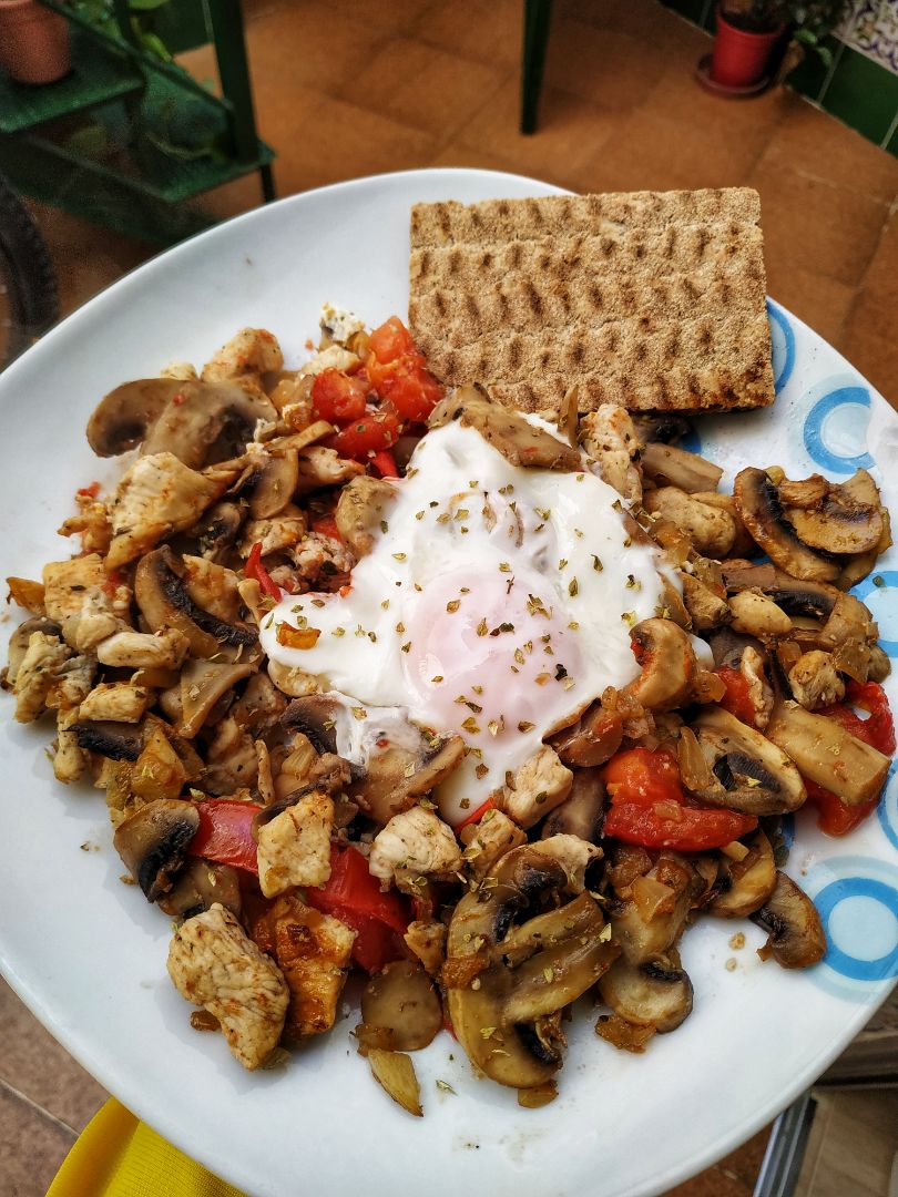 Revuelto de champiñones con pollo 🌼