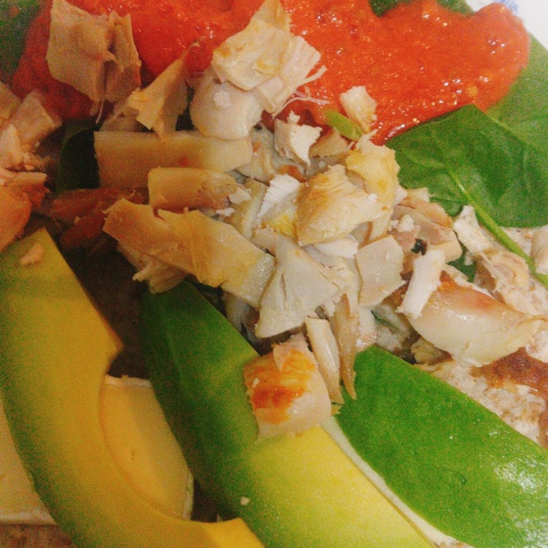 Tortilla integral con pollo,espinacas y agucate Tortilla integral con pollo,espinacas y agucate