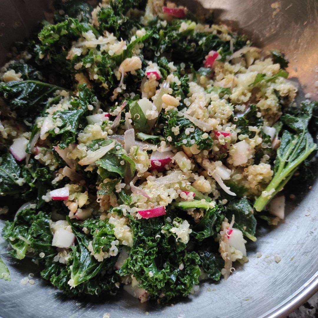 Ensalada de kale, quinoa y verdurita Ensalada de kale, quinoa y verdurita